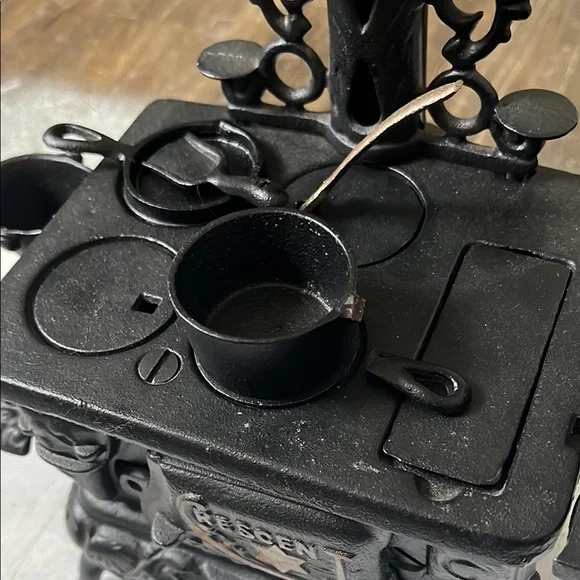 Crescent Black Cast Iron Mini Stove Set - Picture 3 of 3